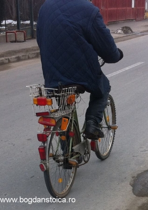 Când va fi o criză a semnalizatoarelor de bicicletă, ăsta va face o avere...